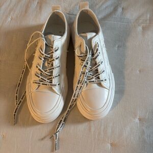 Trendy White Sneakers with Printed Laces